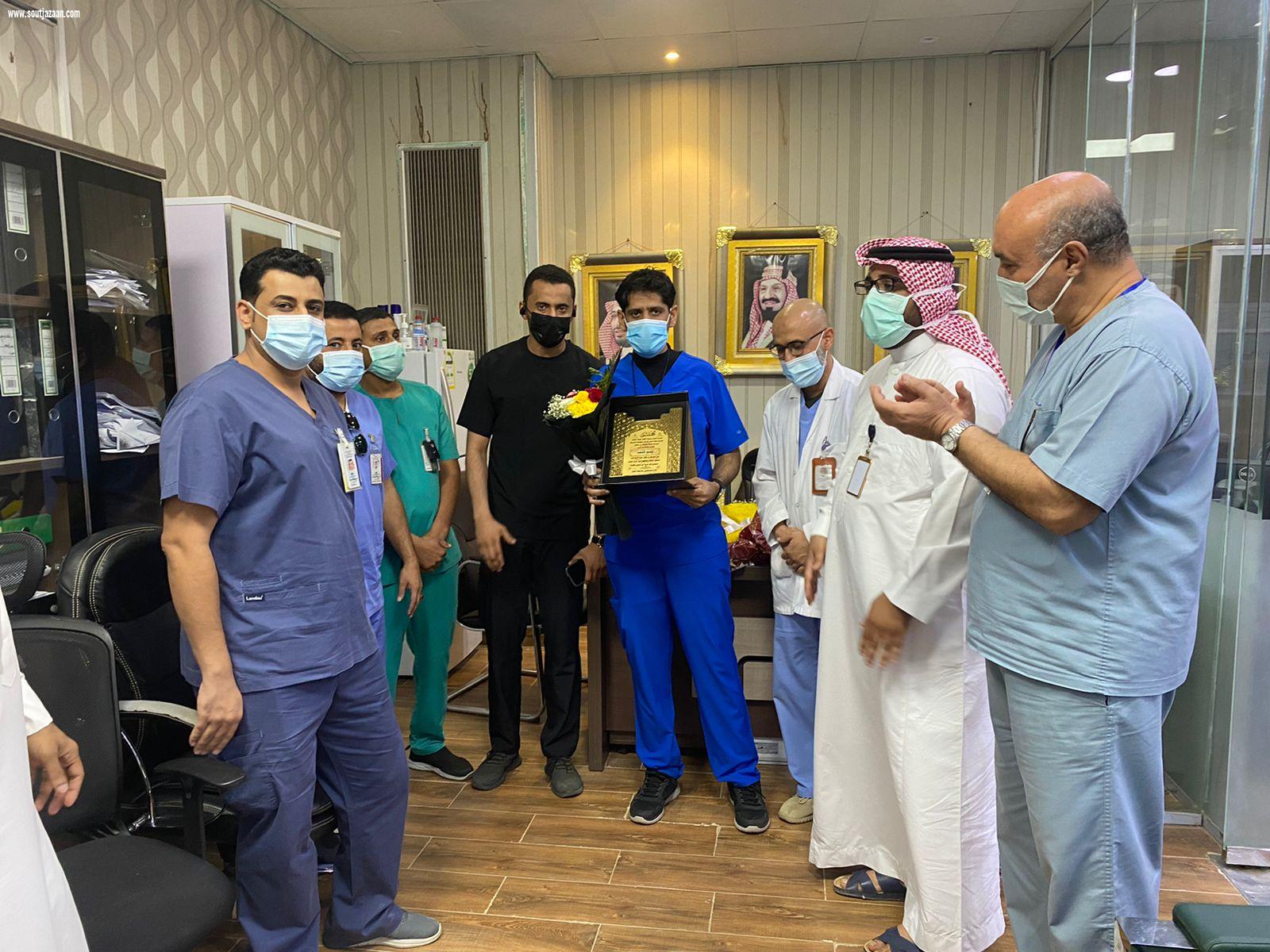 مدير مستشفى صامطة الدكتور الاحمري يكرم رؤوساءالاقسام المتميزة