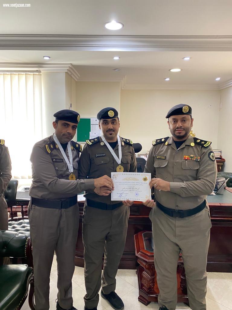 مديرشرطة صامطة يكرم عددا من منسوبي الشرطة المتميزين في اداءعملهم