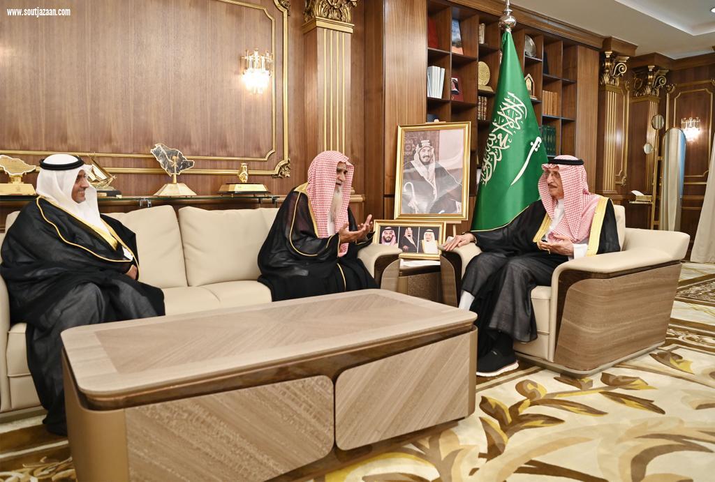 سمو أمير جازان يتسلم التقرير الختامي لمبادرة الإفتاء والفئة الغالية بالمنطقة