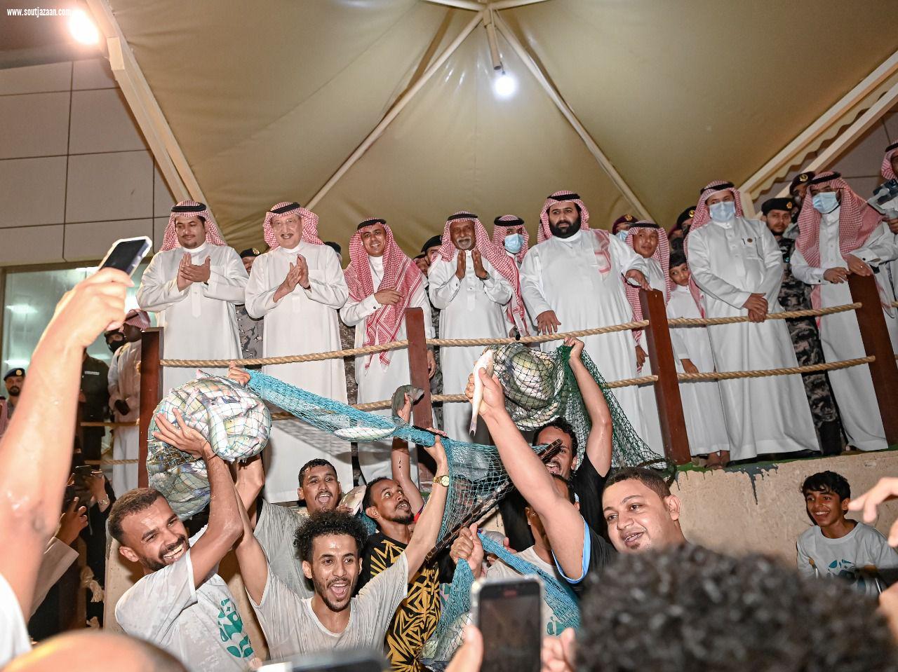 سمو أمير منطقة جازان يشارك بحضور سمو نائبه أهالي فرسان صيد سمك الحريد