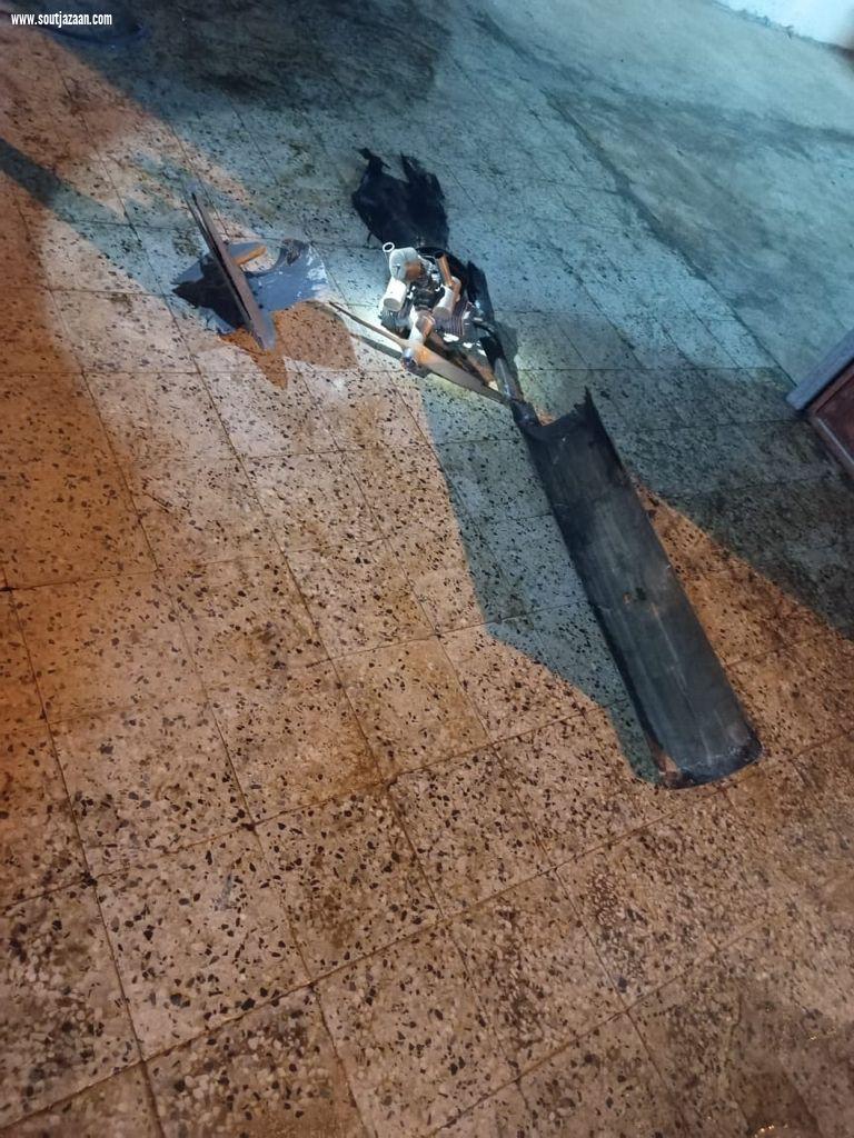 فيما تضررت بعض المنازل بإحد المسارحة جراء سقوط الشظايا | اعتراض طائرة مسيرة اطلقتها المليشيا الحوثية والدفاع المدني يبين الحادثة