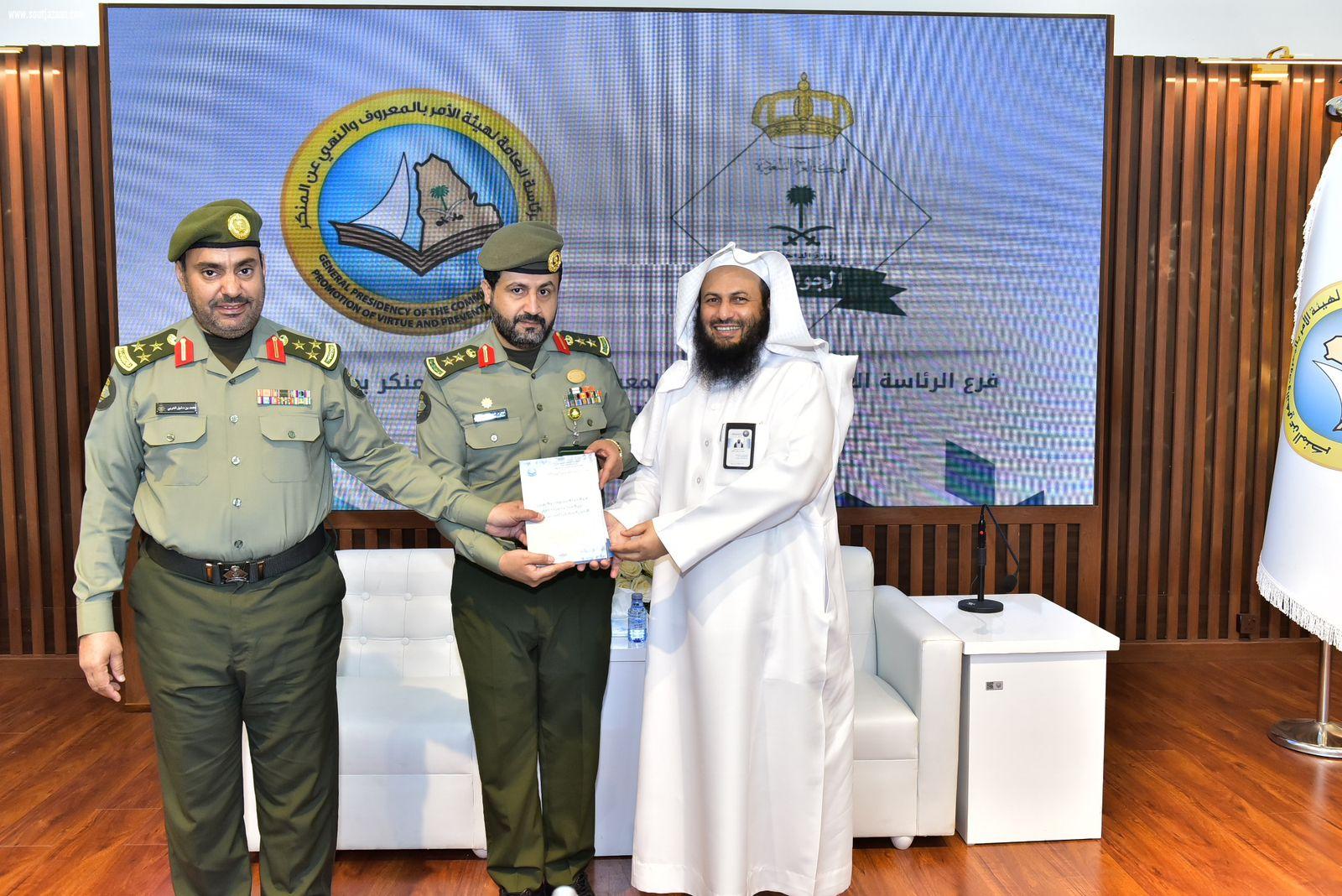 مدير هيئة الأمر بالمعروف بعسير يلتقي مدير عام الجوازات بالمنطقة وعدداً من قيادات المديرية