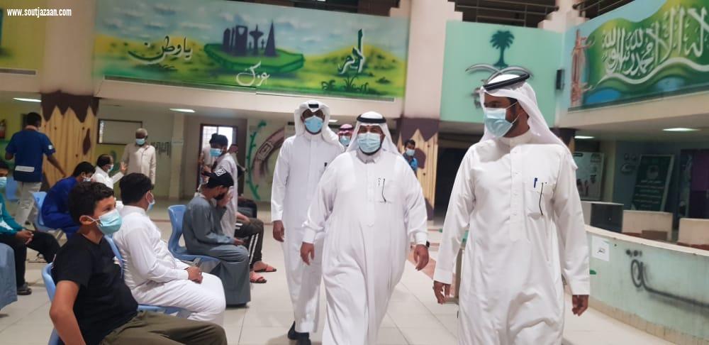 ضمن مبادرة معاً نبادر وبالتعاون مع جامعة جازان المساعد للشؤون المدرسية بتعليم جازان يتابع انطلاق مركز لقاح كورونا المدرسي بمكتب تعليم صامطة