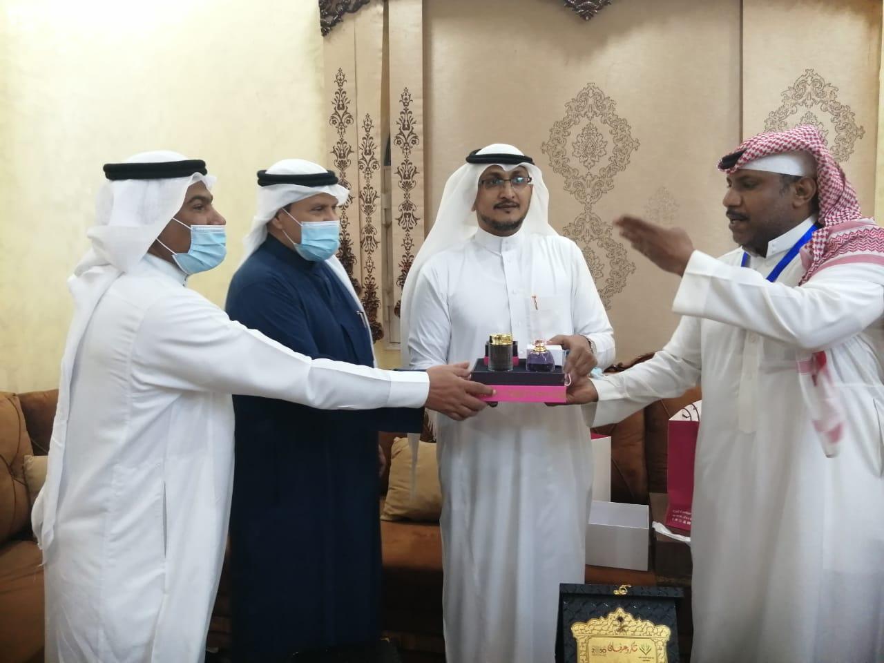رئيس وأعضاء تنمية الطوال يكرمون مؤلف كتاب شخصيات من محافظة الطوال