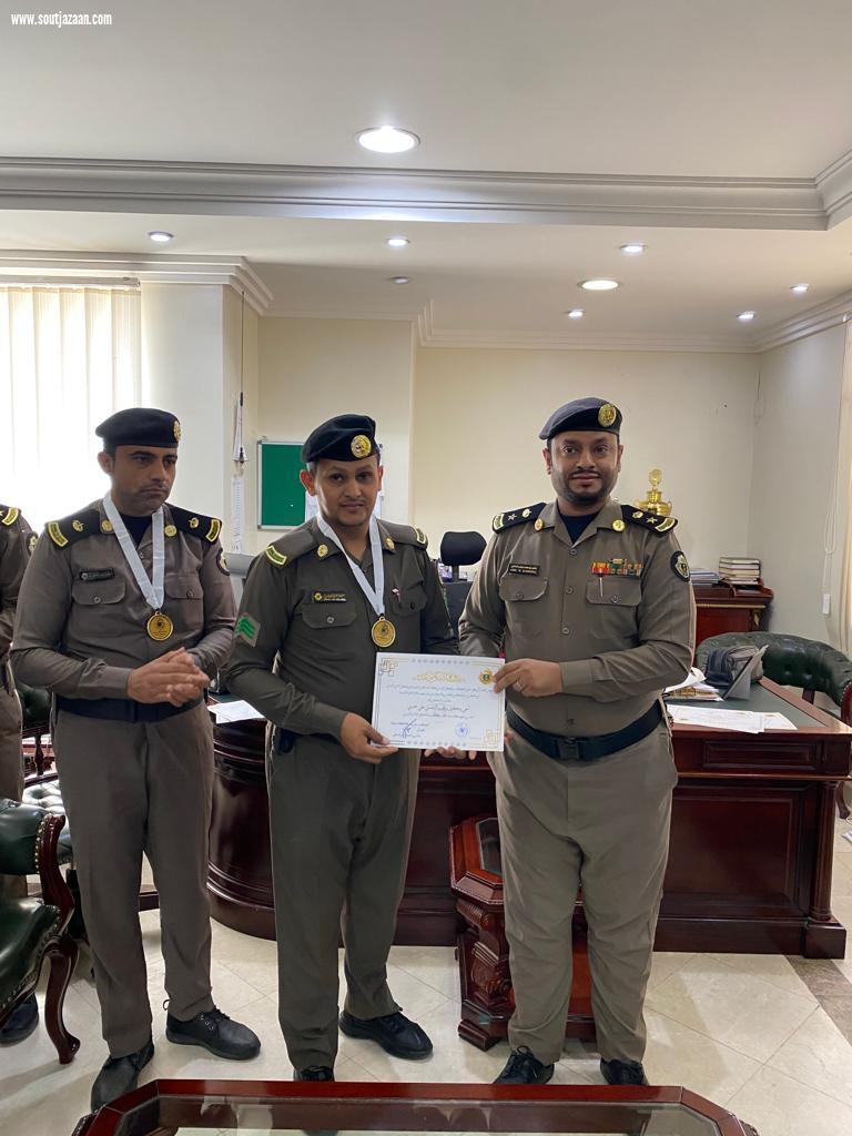 مديرشرطة صامطة يكرم عددا من منسوبي الشرطة المتميزين في اداءعملهم