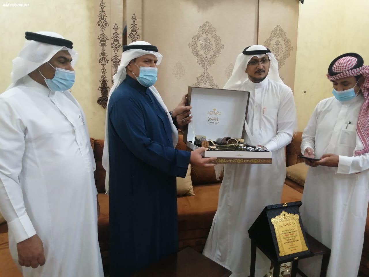 رئيس وأعضاء تنمية الطوال يكرمون مؤلف كتاب شخصيات من محافظة الطوال