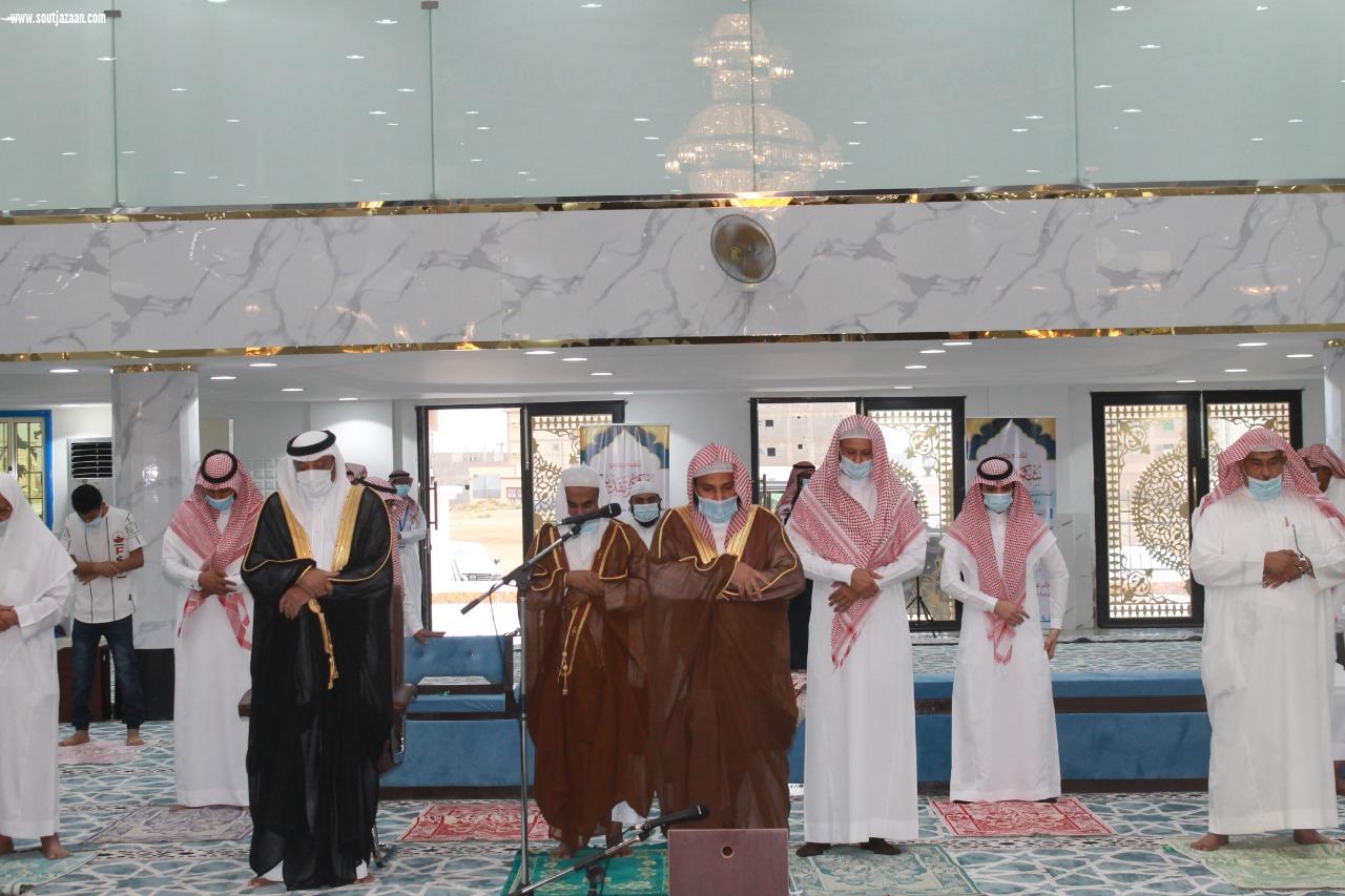 شدد على تطبيق الإجراءات الاحترازية بجوامع ومساجد المحافظة بتكلفة أكثر من خمسة ملايين ريال محافظ صامطة يفتتح جامع معاذ بن جبل رضي الله عنه 