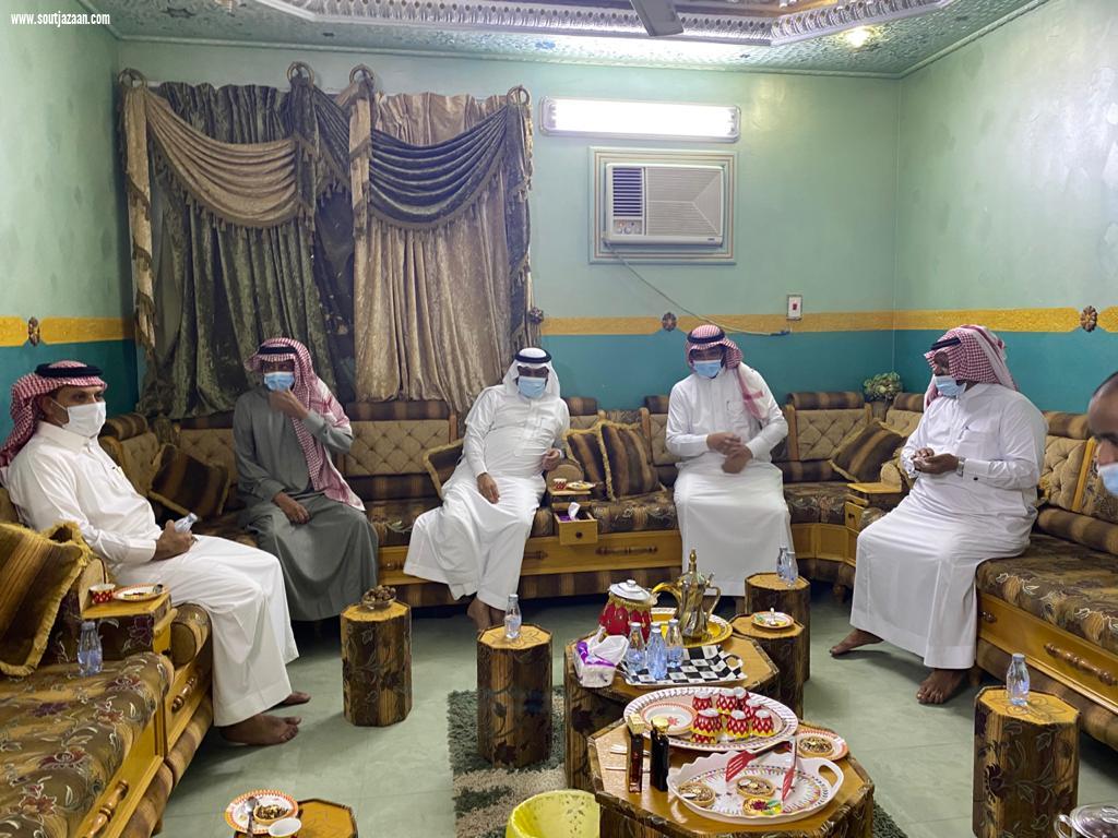 محافظ بيش يطمئن على صحة رئيس المجلس البلدي بالمحافظة