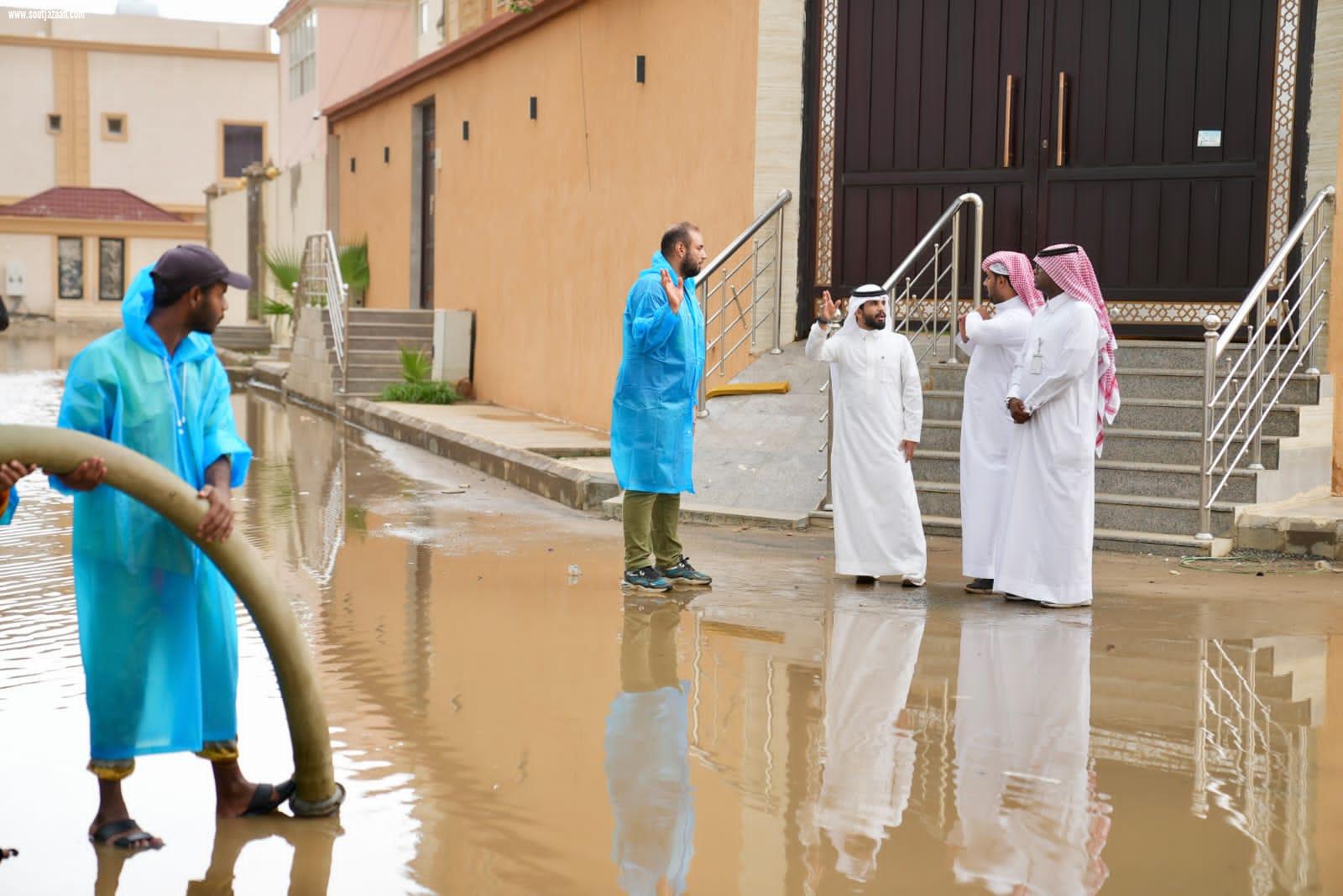 رئيس بلدية صبيا المكلف يتفقد مواقع تجمع مياه الأمطار بالمحافظة