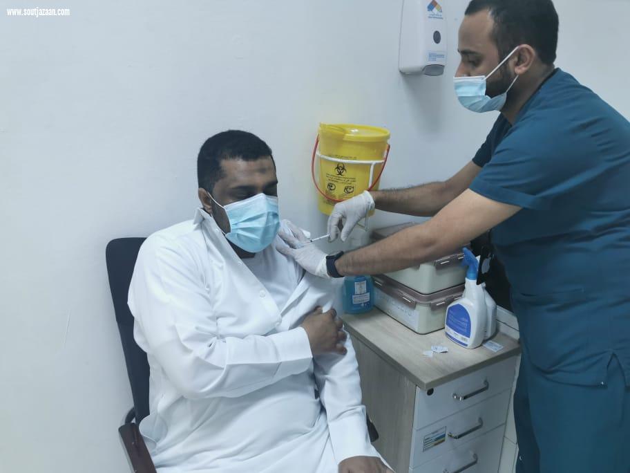 نائب رئيس المجلس البلدي بصامطة يتلقى الجرعة الأولى من لقاح كوفيد  19