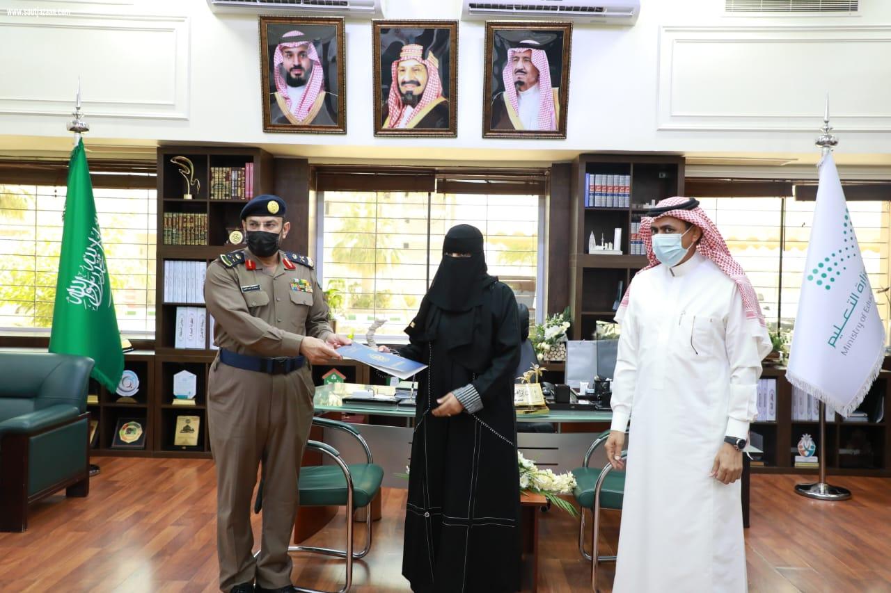 مدني جازان يكرم منسوبي التعليم بالمنطقة