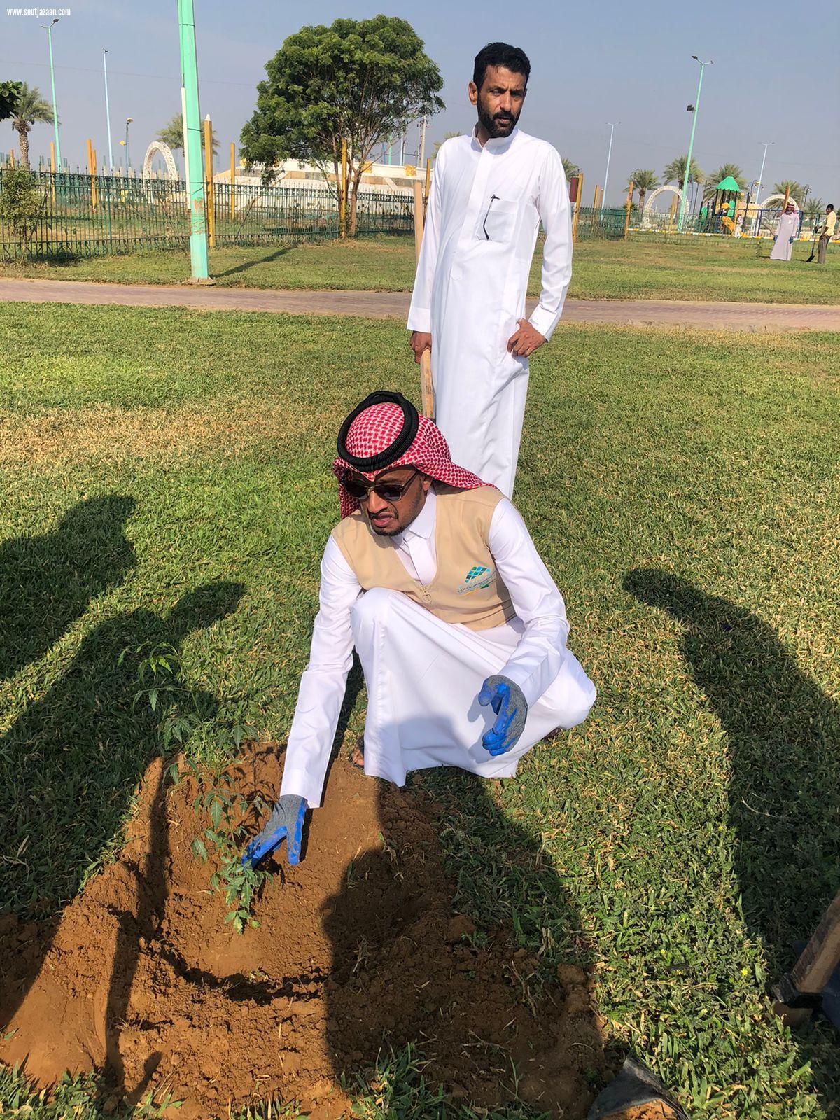 بلدية المسارحه وتزامنا مع السعودية الخضراء تزرع اكثر من ١٠٠ شتله 