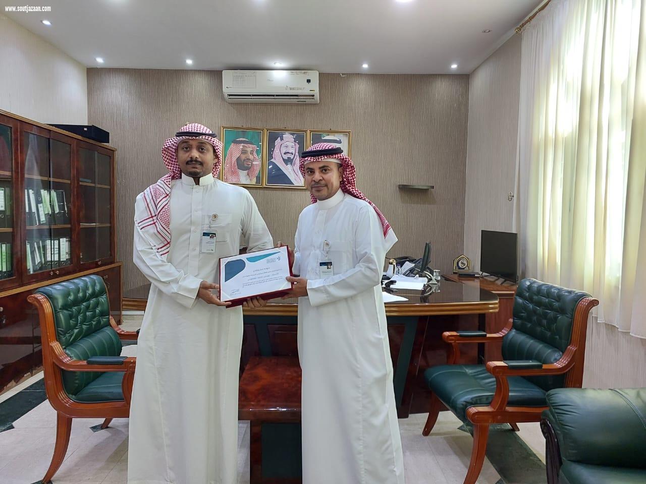 مدير عام فرع وزارة الموارد البشرية والتنمية الاجتماعية بجازان يكرم الجمعية التعاونية للتسويق الزراعي