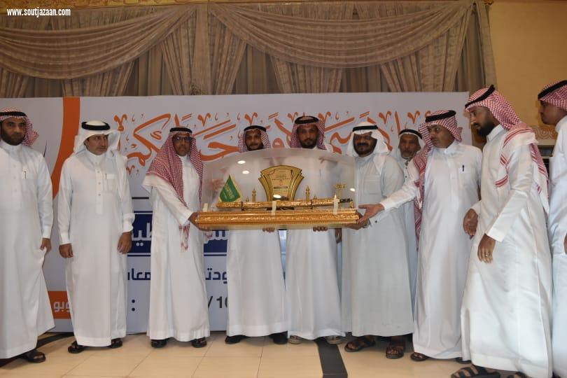 أهالي محافظة بيش يحتفلون بالبطل فني الكهرباء أحمد عطيف 