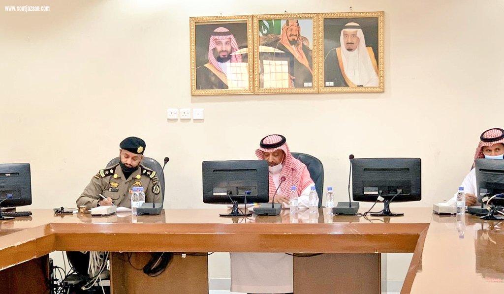 خلال رئاسته اجتماع اللجنة الفرعية للسلامة المرورية | محافظ صامطة يبحث تحسين وضع التقاطعات الخطرة