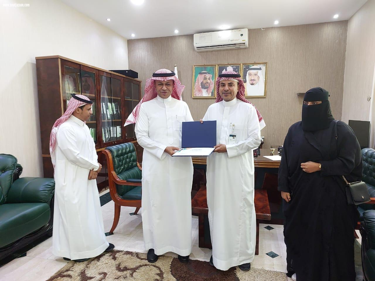 مدير عام فرع وزارة الموارد البشرية والتنمية الاجتماعية بجازان يكرم الجمعية التعاونية للتسويق الزراعي