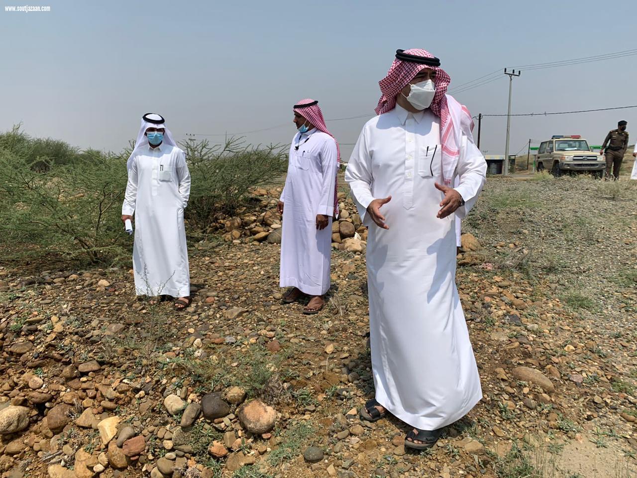 محافظ بيش يتفقد الأودية والأراضي البيضاء ويشدد على الرقابة لمتابعة التعديات. 
