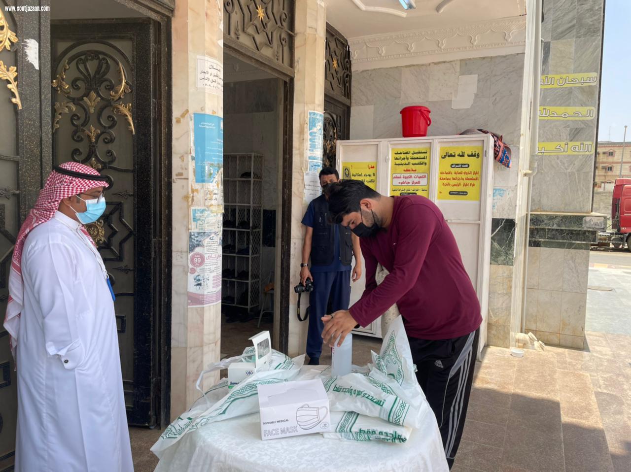 بمتابعة محافظ صامطة جولات ميدانية على جوامع ومساجد المحافظة لمتابعة تقيُّد المصلين بالاحترازات