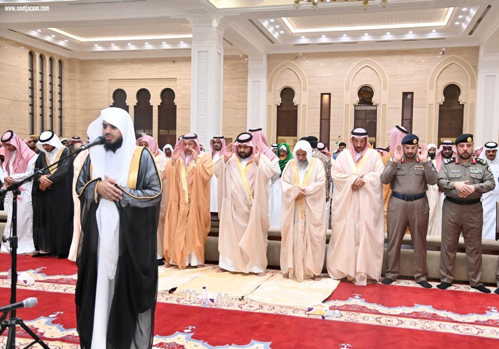 سمو نائب أمير منطقة جازان يؤدي صلاة الاستسقاء 