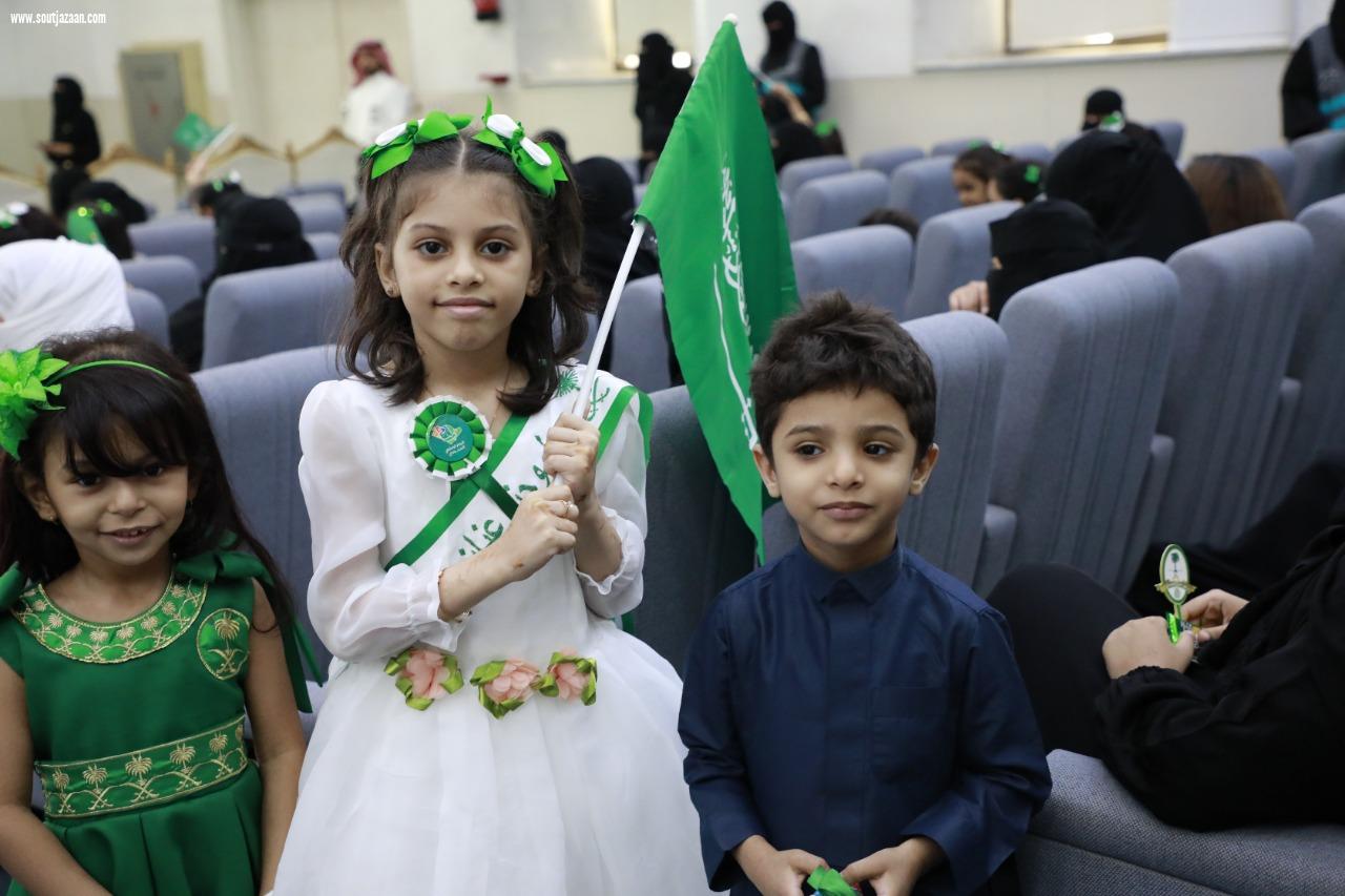 بهدف إدخال البهجة إلى قلوبهم ومشاركتهم أيام الوطن الخالدة | مدير عام تعليم جازان المكلف يكرم أبناء وبنات شهداء الواجب والمتوفين من منسوبي التعليم المتوفين في احتفالات اليوم الوطني الـ92