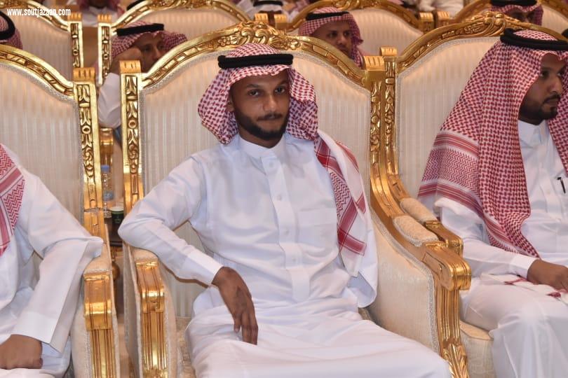 أهالي محافظة بيش يحتفلون بالبطل فني الكهرباء أحمد عطيف 