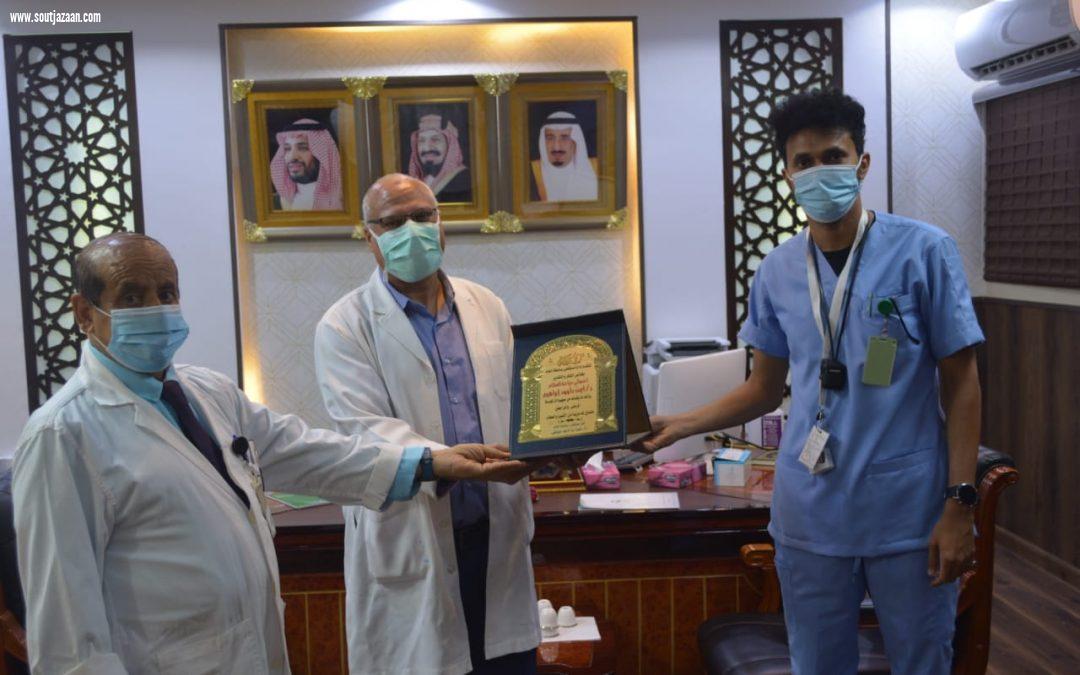 مدير مستشفى صامطة العام يكرم عددًا من المتميّزين من الكادر الصحي