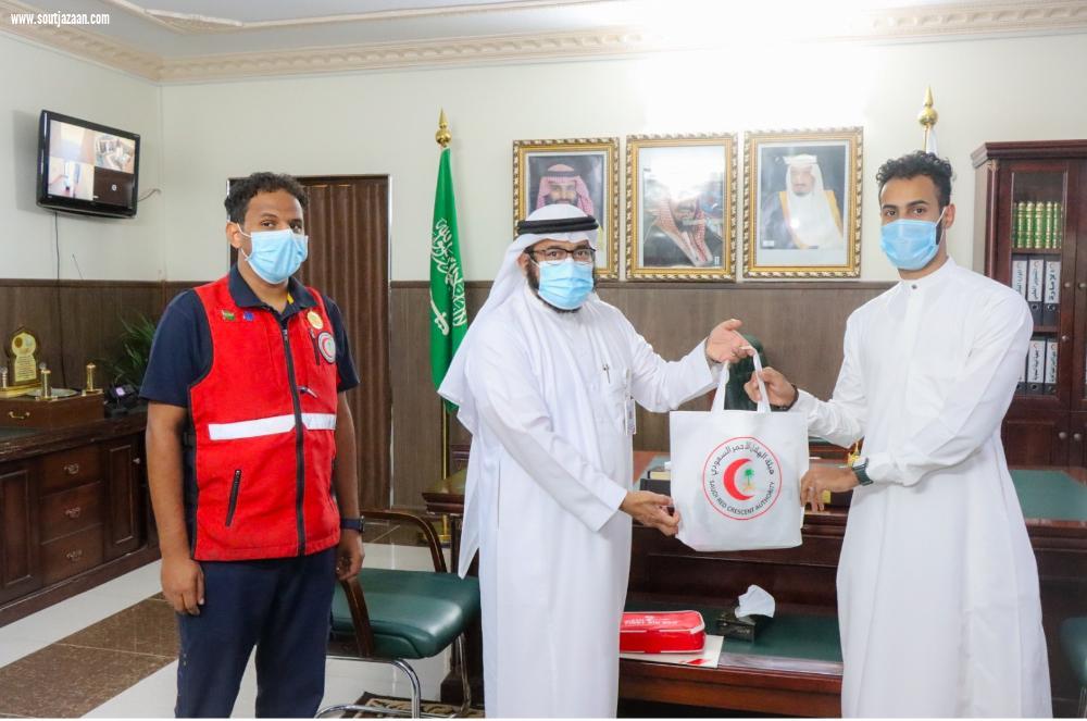 فرع هيئة الهلال الأحمر بجازان  تكرم الاخصائي عزي بقال  منقذ المصاب بوادي لجب 