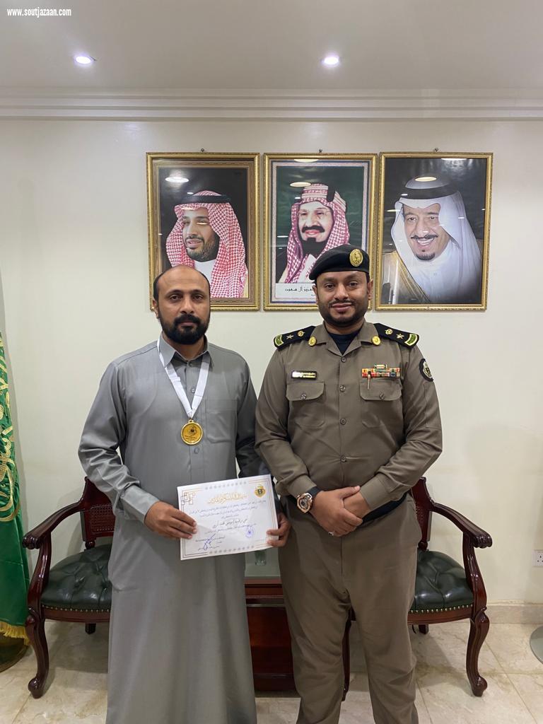 مديرشرطة صامطة يكرم عددا من منسوبي الشرطة المتميزين في اداءعملهم