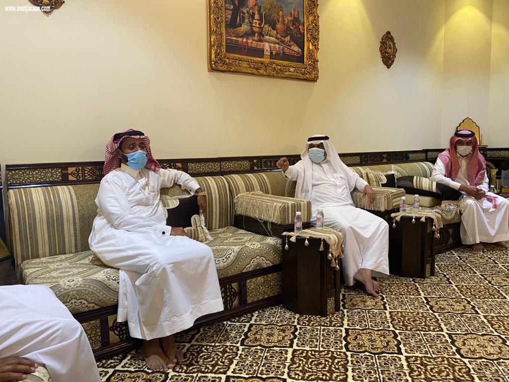 محافظ بيش يطمئن على صحة رئيس المجلس البلدي بالمحافظة