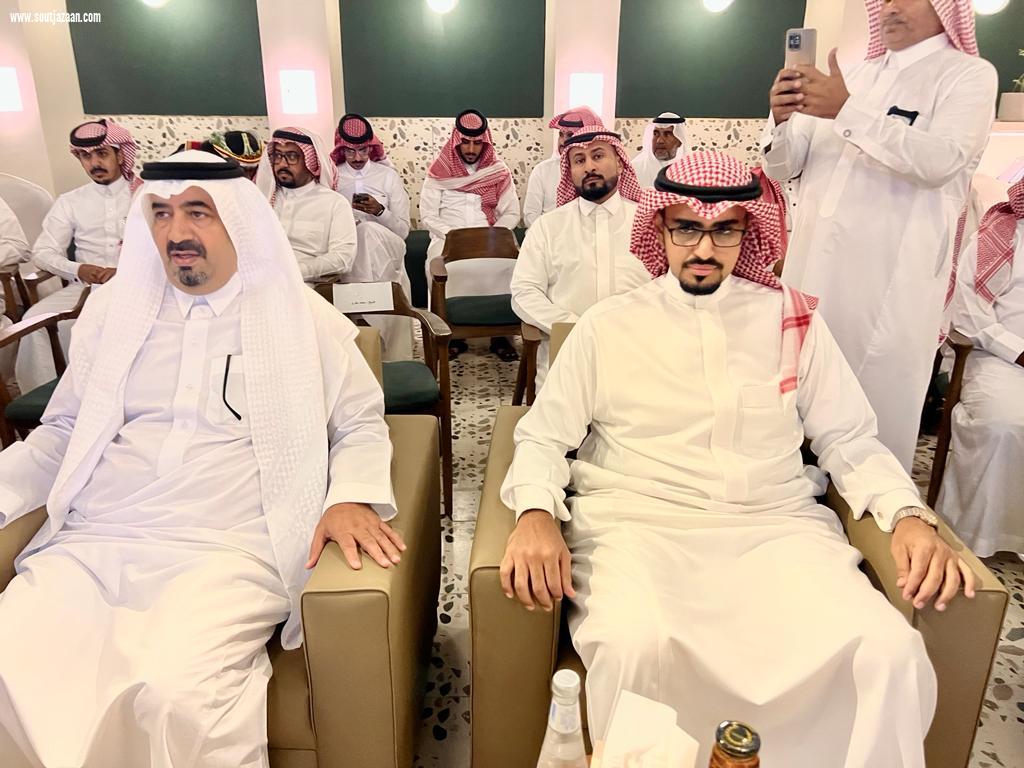 محافظ بيش يدشن مبادرة  الشريك الأدبي بمخمل كافيه ببيش