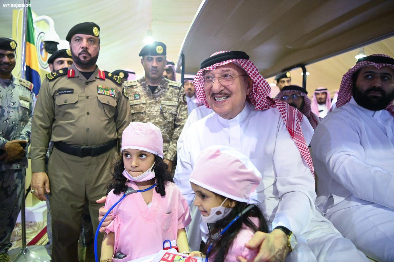 سمو أمير جازان يقف بحضور سمو نائبه على معرض الجهات المشاركة والحرف البحرية وفعاليات مهرجان الحريد الـ ١٨ بفرسان
