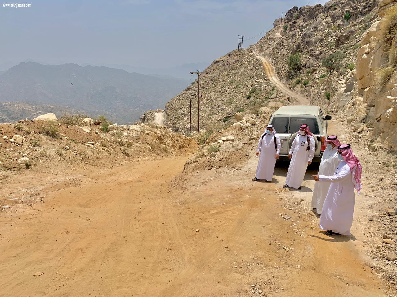 محافظ العارضة  يتفقد مركز قيس ويقف في أخر نقطة حدودية لمتابعة الخدمات التنموية ويلتقي  بمشائخ وأهالي قيس
