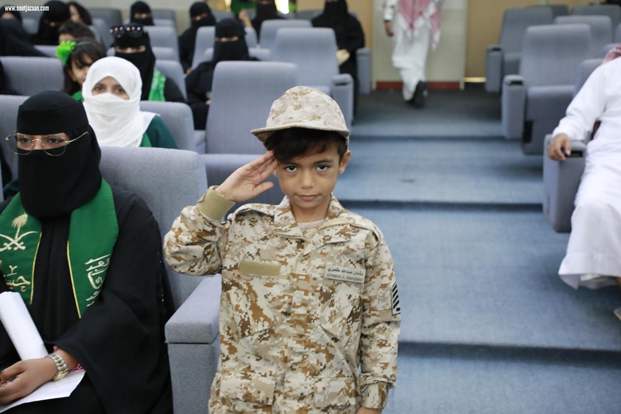 بهدف إدخال البهجة إلى قلوبهم ومشاركتهم أيام الوطن الخالدة | مدير عام تعليم جازان المكلف يكرم أبناء وبنات شهداء الواجب والمتوفين من منسوبي التعليم المتوفين في احتفالات اليوم الوطني الـ92