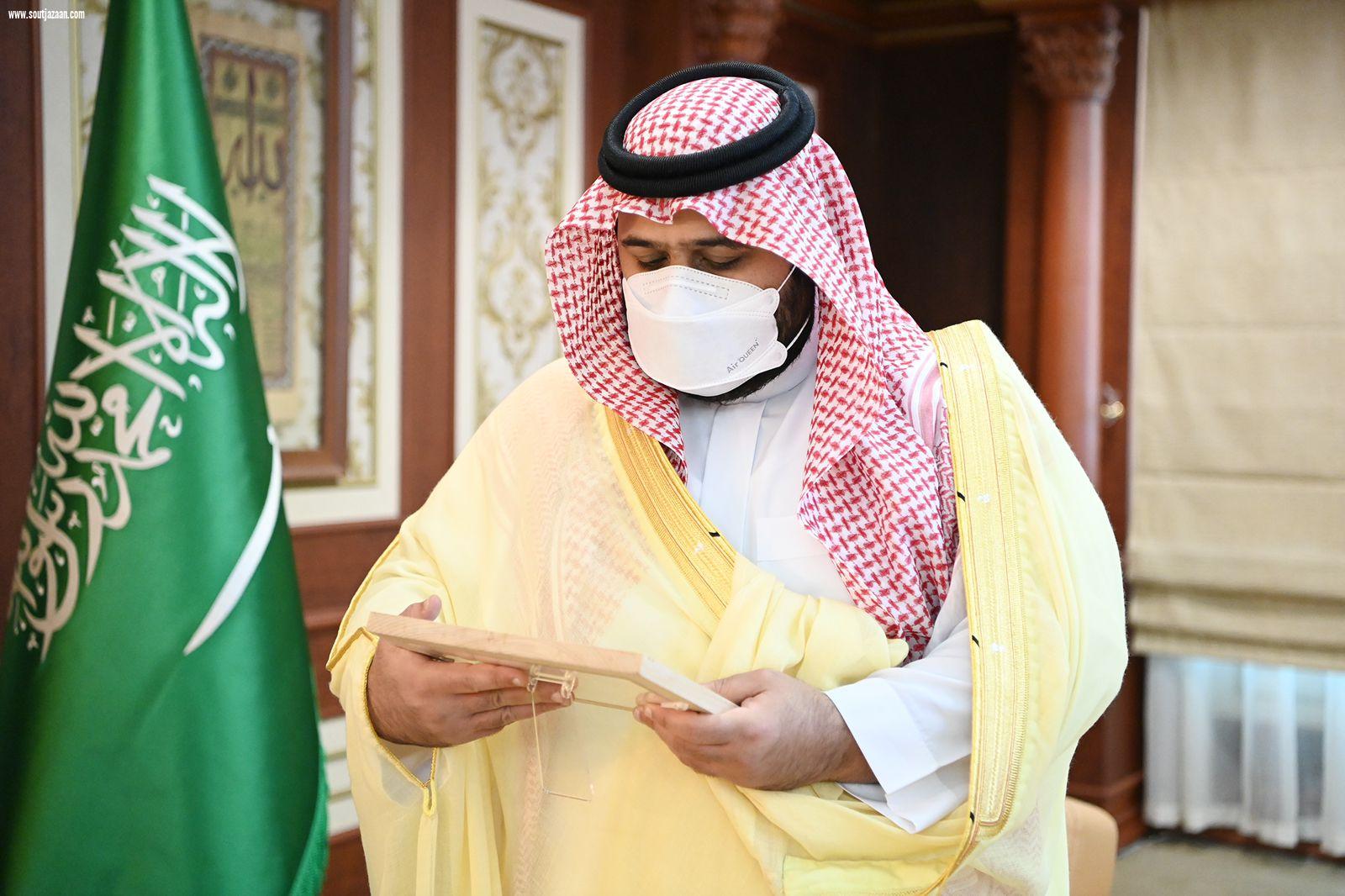 سمو أمير منطقة جازان بالنيابة يطلع على الهوية الجديدة للبريد السعودي سبٌل