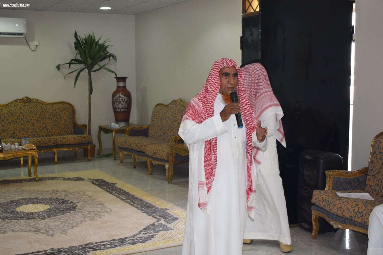 محافظ بـيـش يتفقد مركز مسلية ويلتقي بالاهالي 