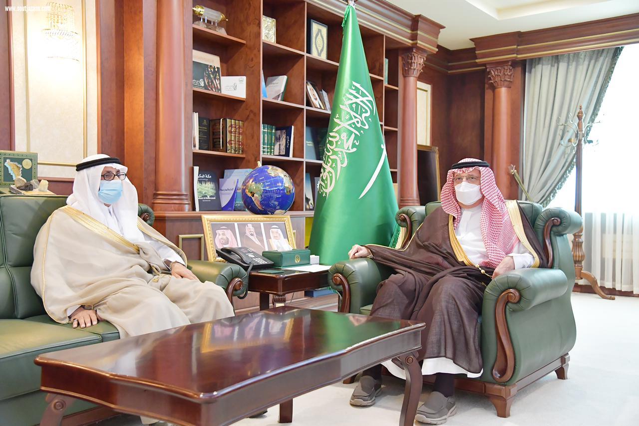 مشيدًا بما توليه القيادة الحكيمة من دعم وعناية بالعملية التعليمية | سمو أمير منطقة جازان يكرم الطالب البراق من تعليم جازان الفائز بجائزة حمدان بن راشد