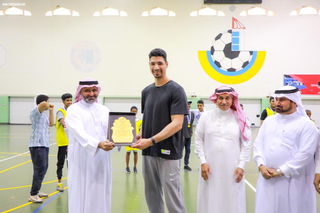 استهدفت أكثر من (65) متدرباً ضمن مشروع دوري المدارس | ختام الدورة التدريبية لكرة السلة بتعليم جازان