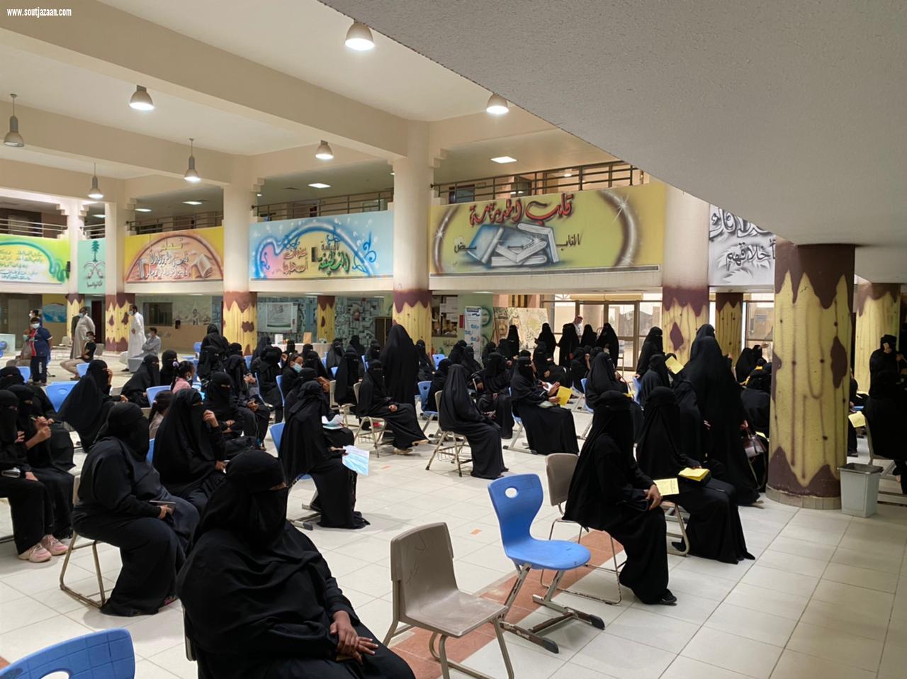 ضمن مبادرة معاً نبادر وبالتعاون مع جامعة جازان المساعد للشؤون المدرسية بتعليم جازان يتابع انطلاق مركز لقاح كورونا المدرسي بمكتب تعليم صامطة