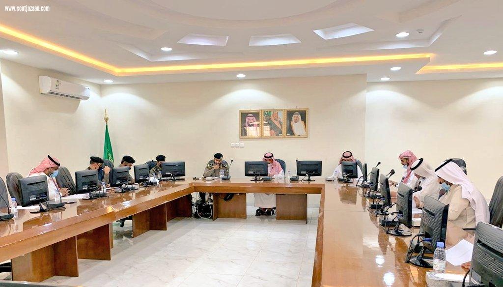 خلال رئاسته اجتماع اللجنة الفرعية للسلامة المرورية | محافظ صامطة يبحث تحسين وضع التقاطعات الخطرة