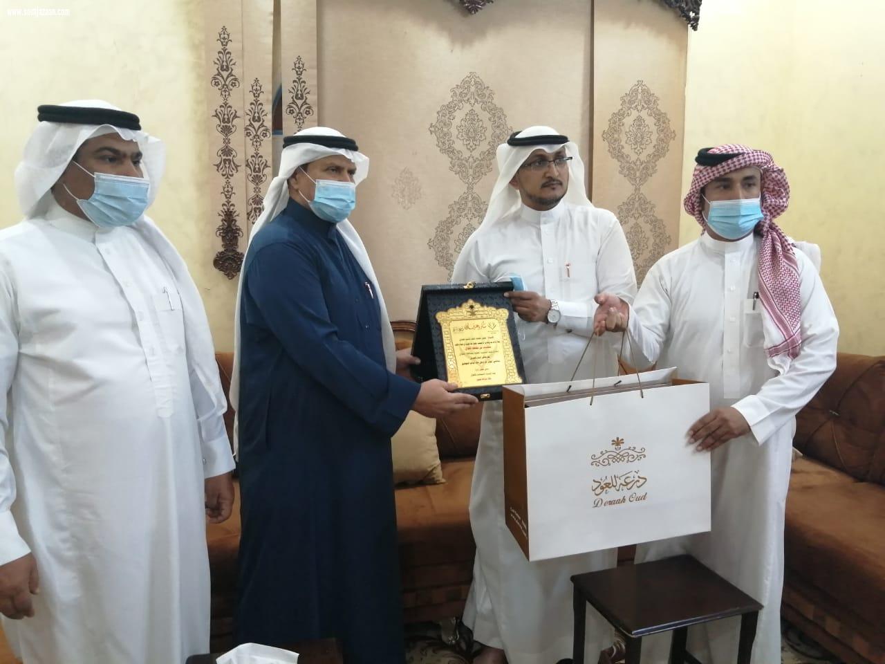 رئيس وأعضاء تنمية الطوال يكرمون مؤلف كتاب شخصيات من محافظة الطوال