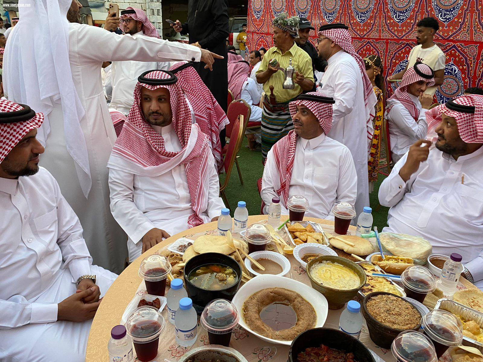 وكيل محافظة بيش يشارك أهالي حي النزلة   العوازبه   إفطارهم الجماعي السنوي 