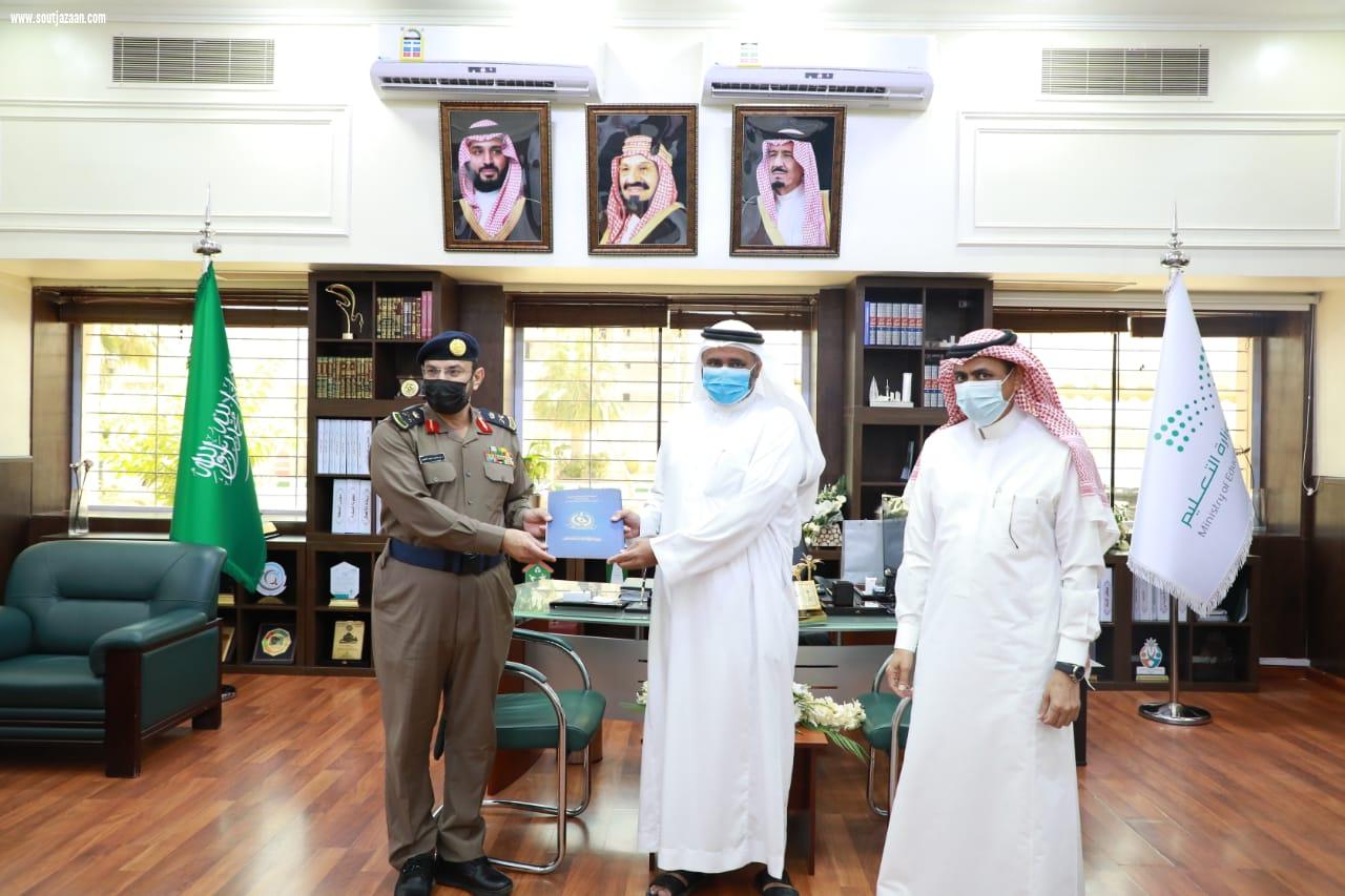 مدني جازان يكرم منسوبي التعليم بالمنطقة