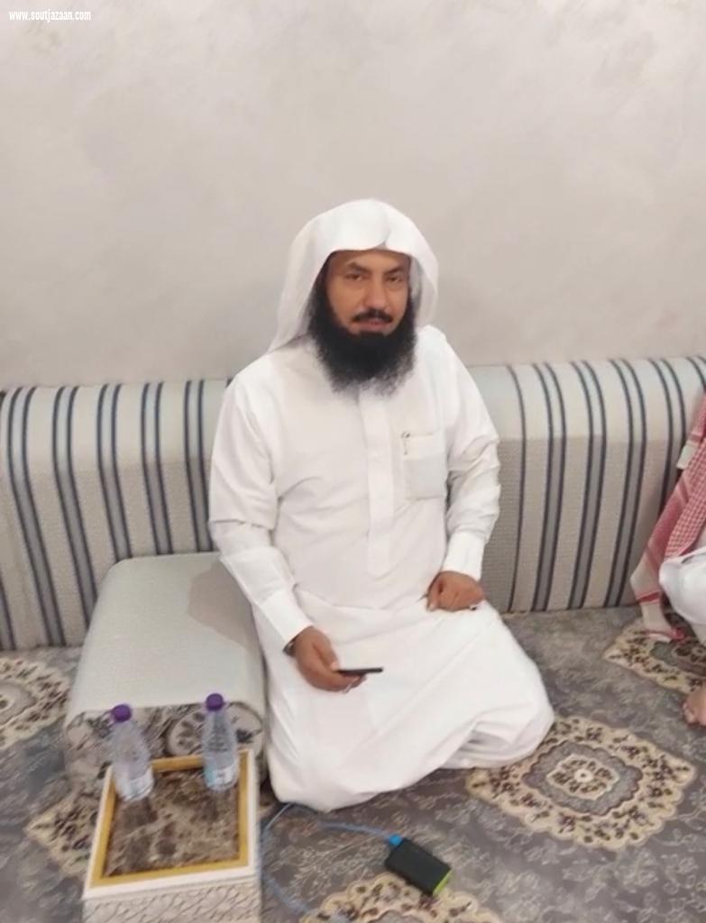 معلم ينجح في جمع اصدقاء الطفولة بعد 35 عاماً