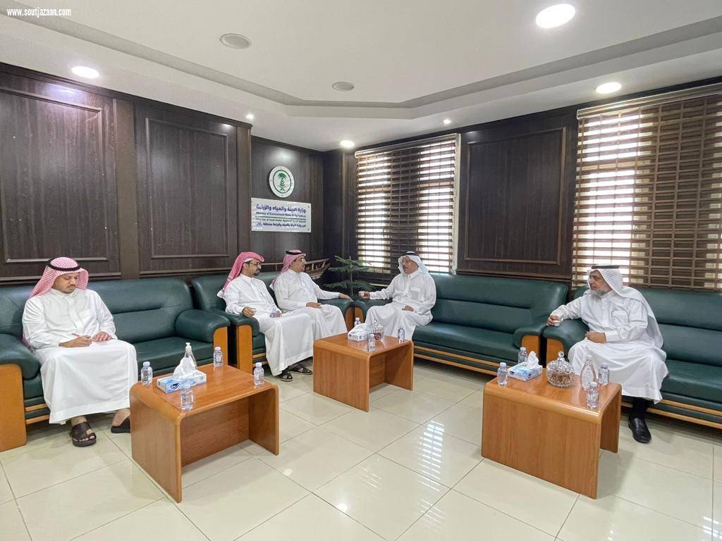 آل عطيف يستقبل نائب رئيس شركه أرامكو السعوديه 