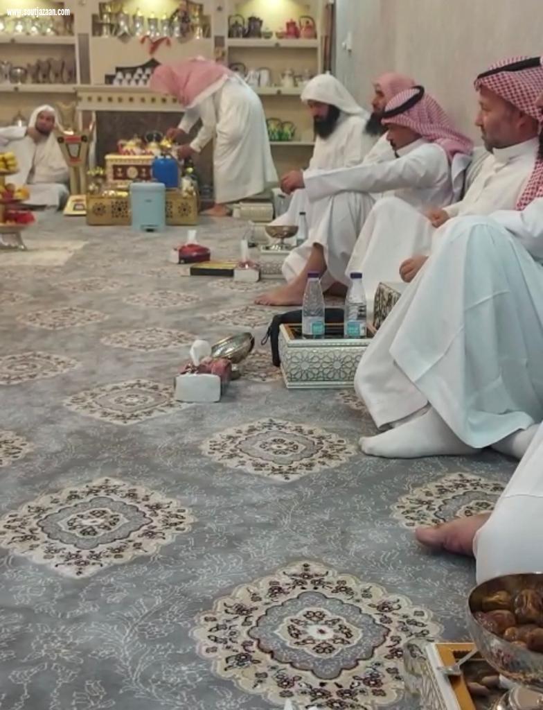 معلم ينجح في جمع اصدقاء الطفولة بعد 35 عاماً
