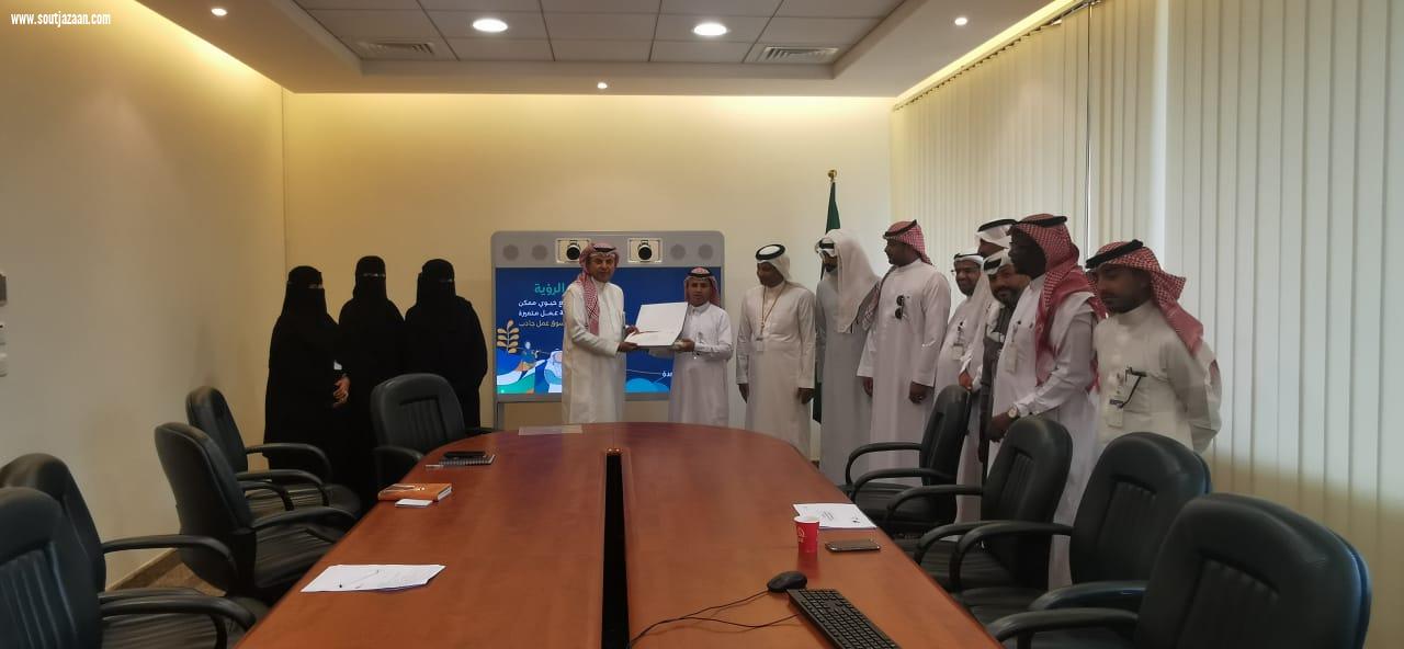 مدير عام فرع وزارة الموارد البشرية والتنمية الاجتماعية بجازان يسلم الجائزه للموظف الفائز في المسابقة الرمضانية
