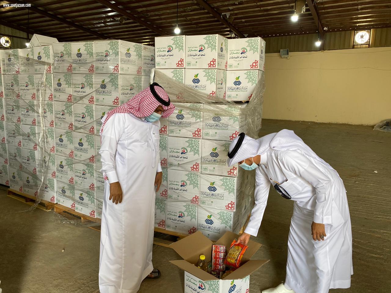 محافظ بيش يقوم بزيارة مفاجئة وتفقدية لجمعية البر ببيش 