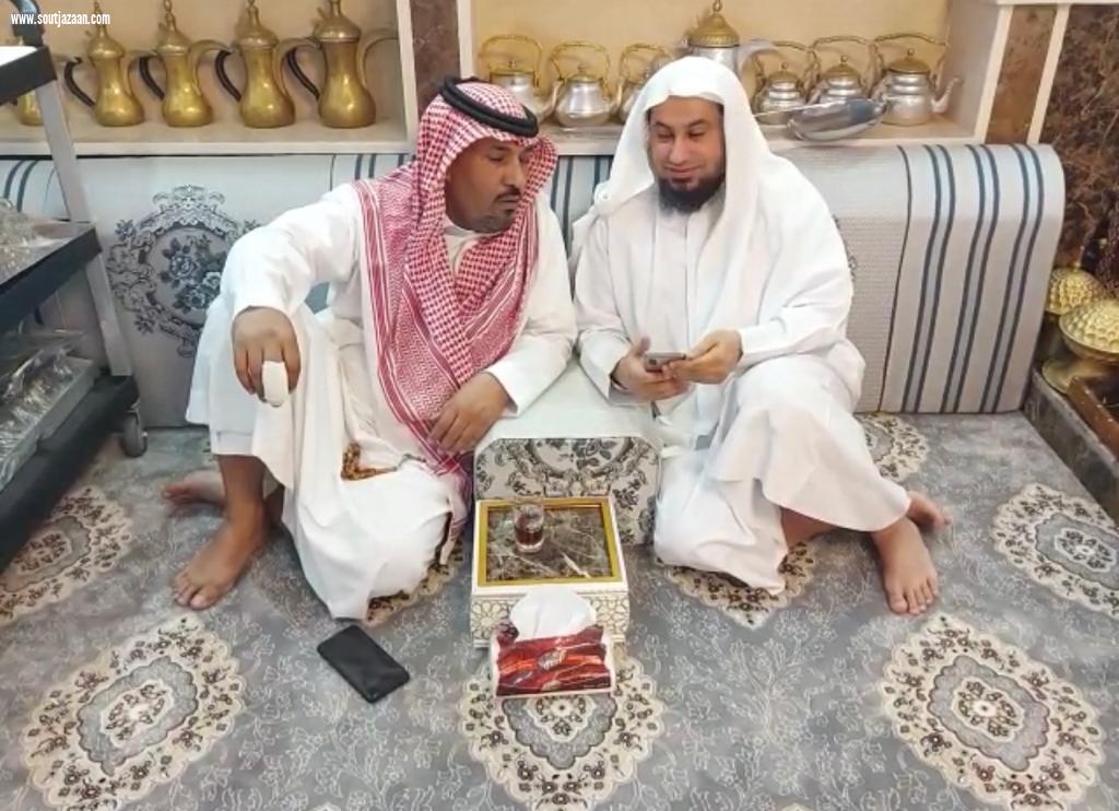 معلم ينجح في جمع اصدقاء الطفولة بعد 35 عاماً