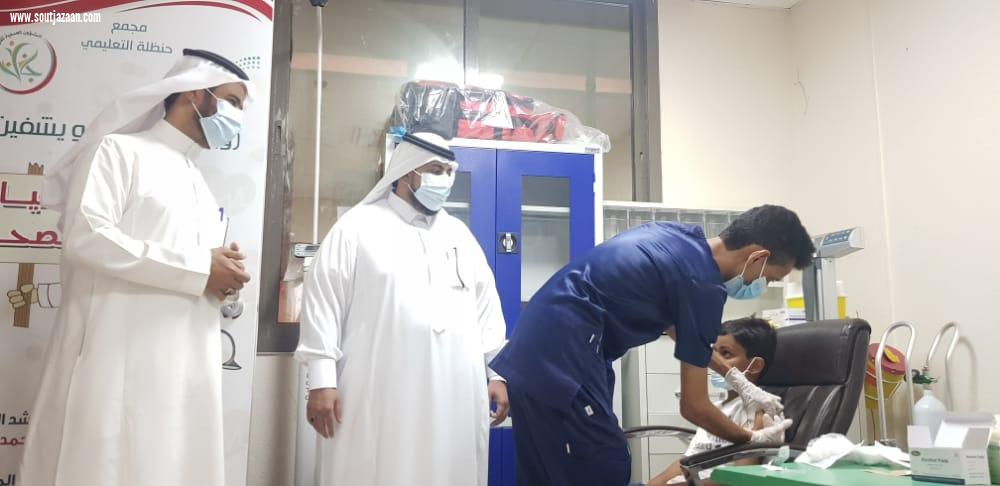 ضمن مبادرة معاً نبادر وبالتعاون مع جامعة جازان المساعد للشؤون المدرسية بتعليم جازان يتابع انطلاق مركز لقاح كورونا المدرسي بمكتب تعليم صامطة