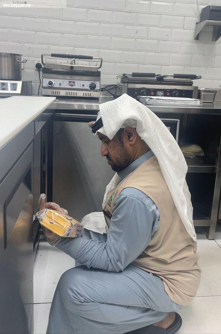 بلدية الدائر تكثف جولاتها الميدانية وتغلق 30 محلاً مخالفاً وتصادر بضائع مختلفة